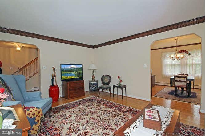 13318 Old Annapolis Road Mount Airy, MD 21771 - Photo 6 of 30 Living Room