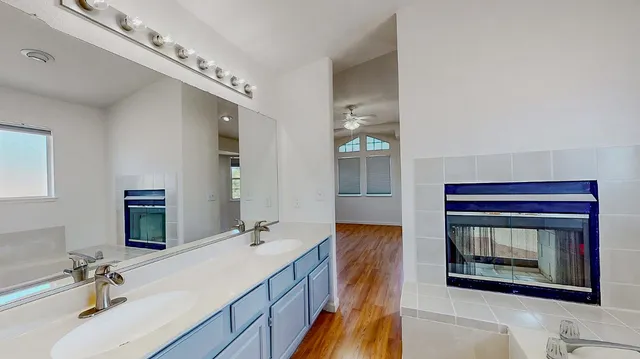 a view of a backyard