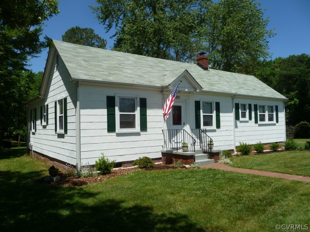 a view of a house with backyard