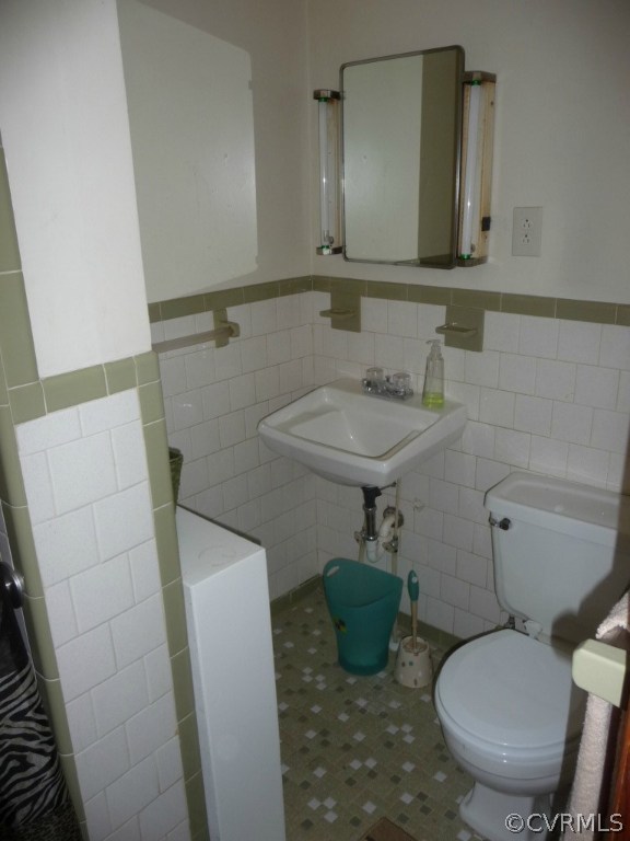 4200 Courthouse Road Midlothian, VA 23112 - Photo 11 of 16 a bathroom with a sink a toilet a mirror and vanity