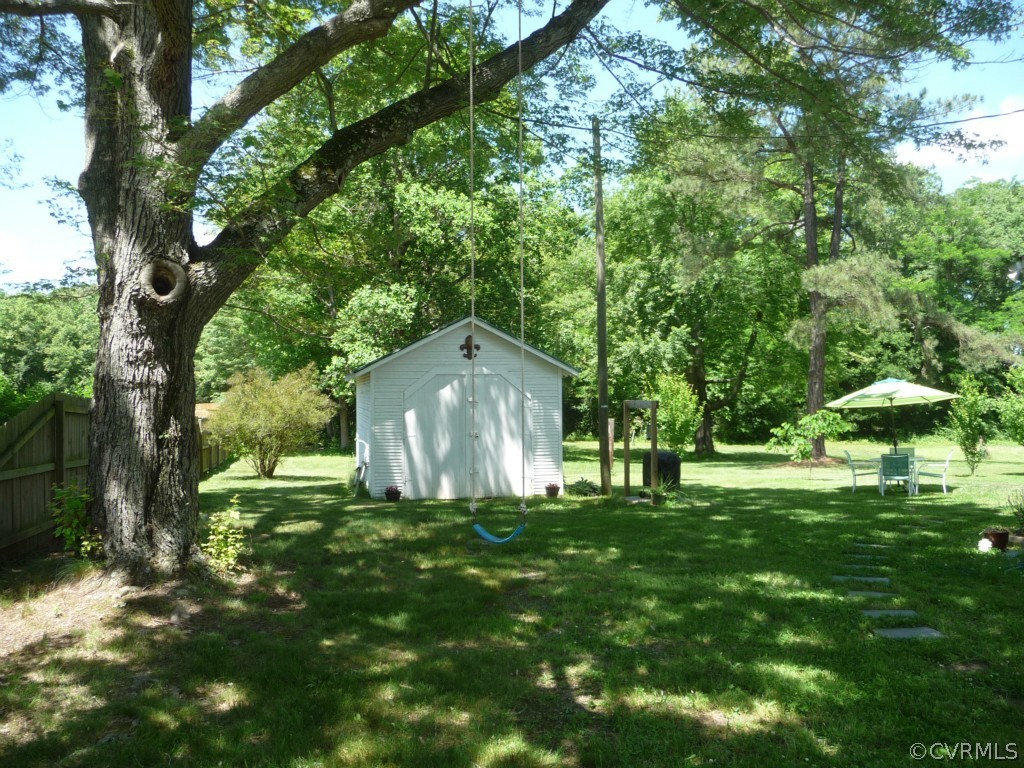 4200 Courthouse Road Midlothian, VA 23112 - Photo 5 of 16 a large tree in the middle of a yard