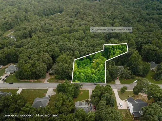 a view of yard with green space