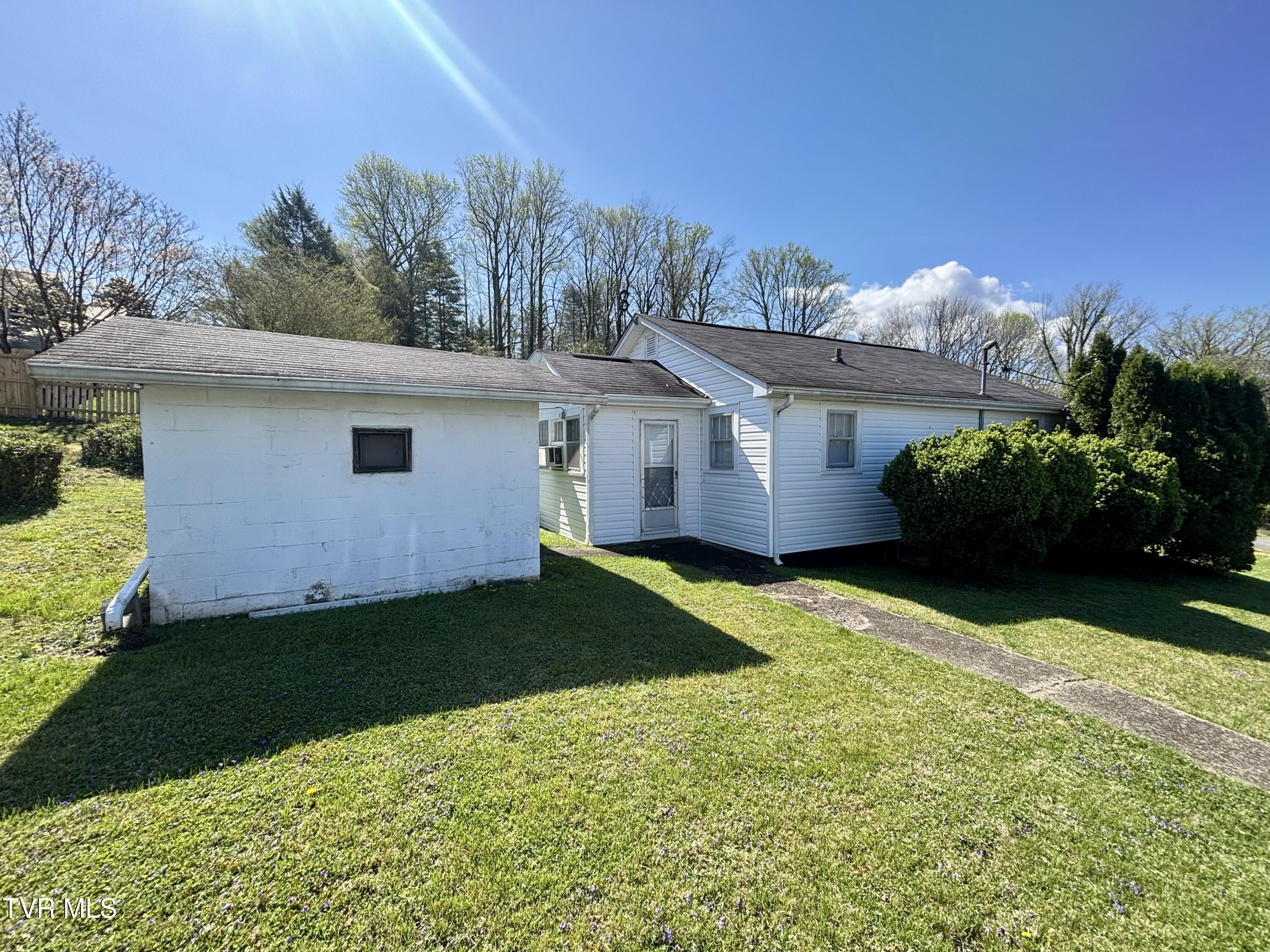313 School Street Erwin, TN 37650 - Photo 6 of 20 IMG_6838
