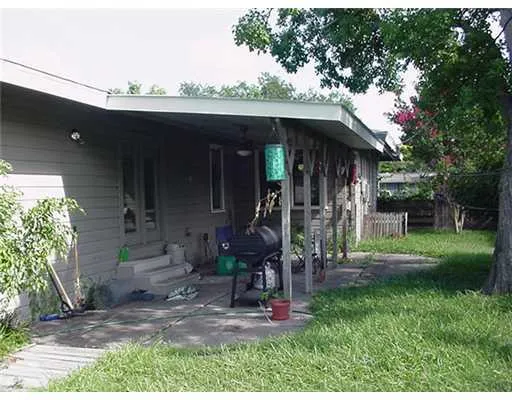 a view of a house with backyard and porch
