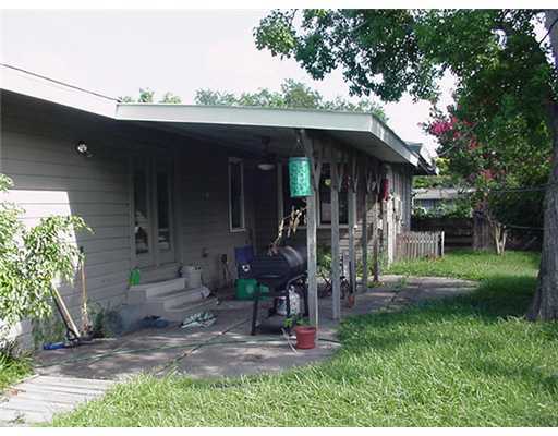 902 Grant Place Corpus Christi, TX 78411 - Photo 4 of 4 a view of a house with backyard and porch