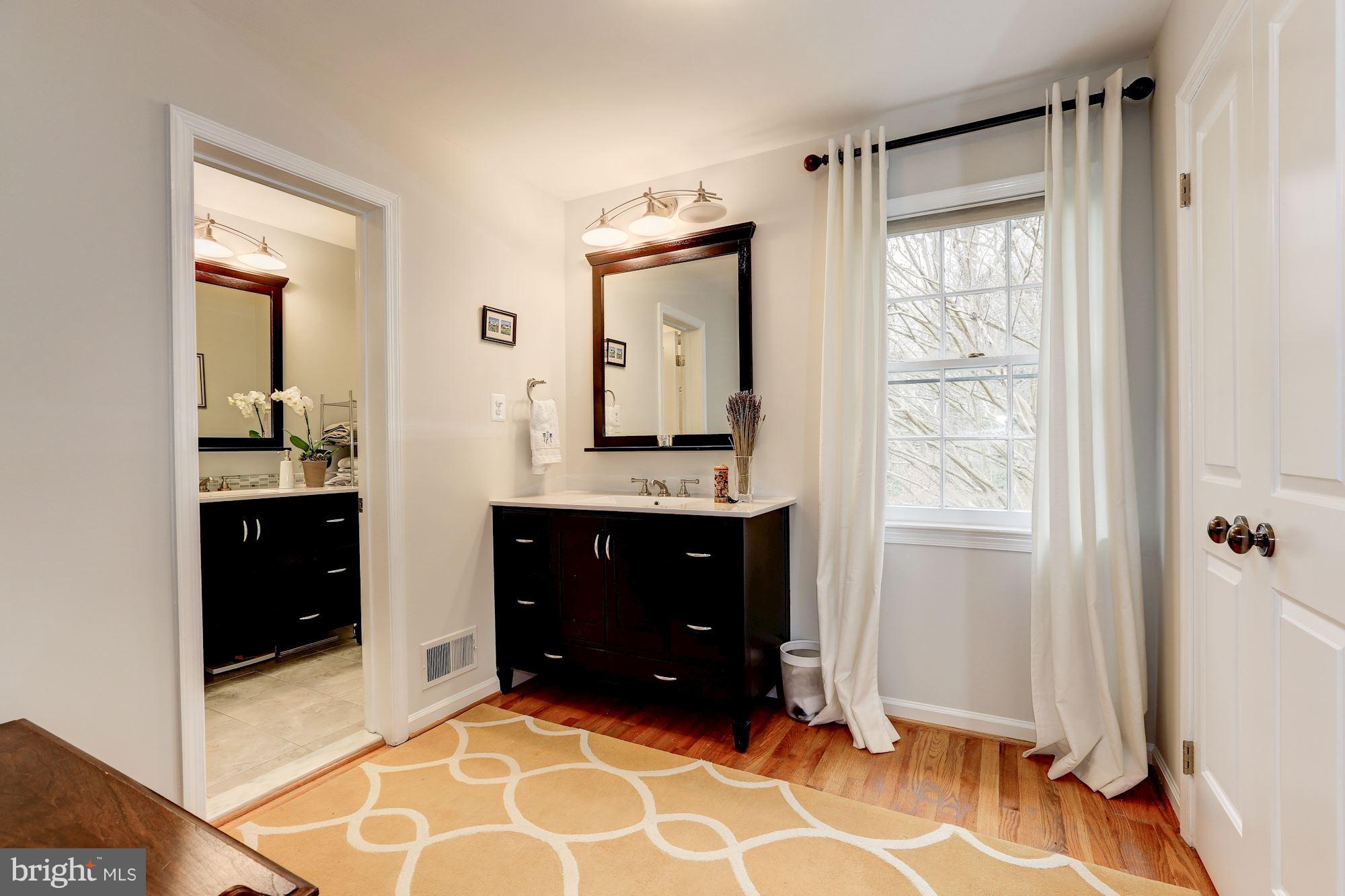 11808 Gregerscroft Road Potomac, MD 20854 - Photo 16 of 28 Upper Level - Master Bath