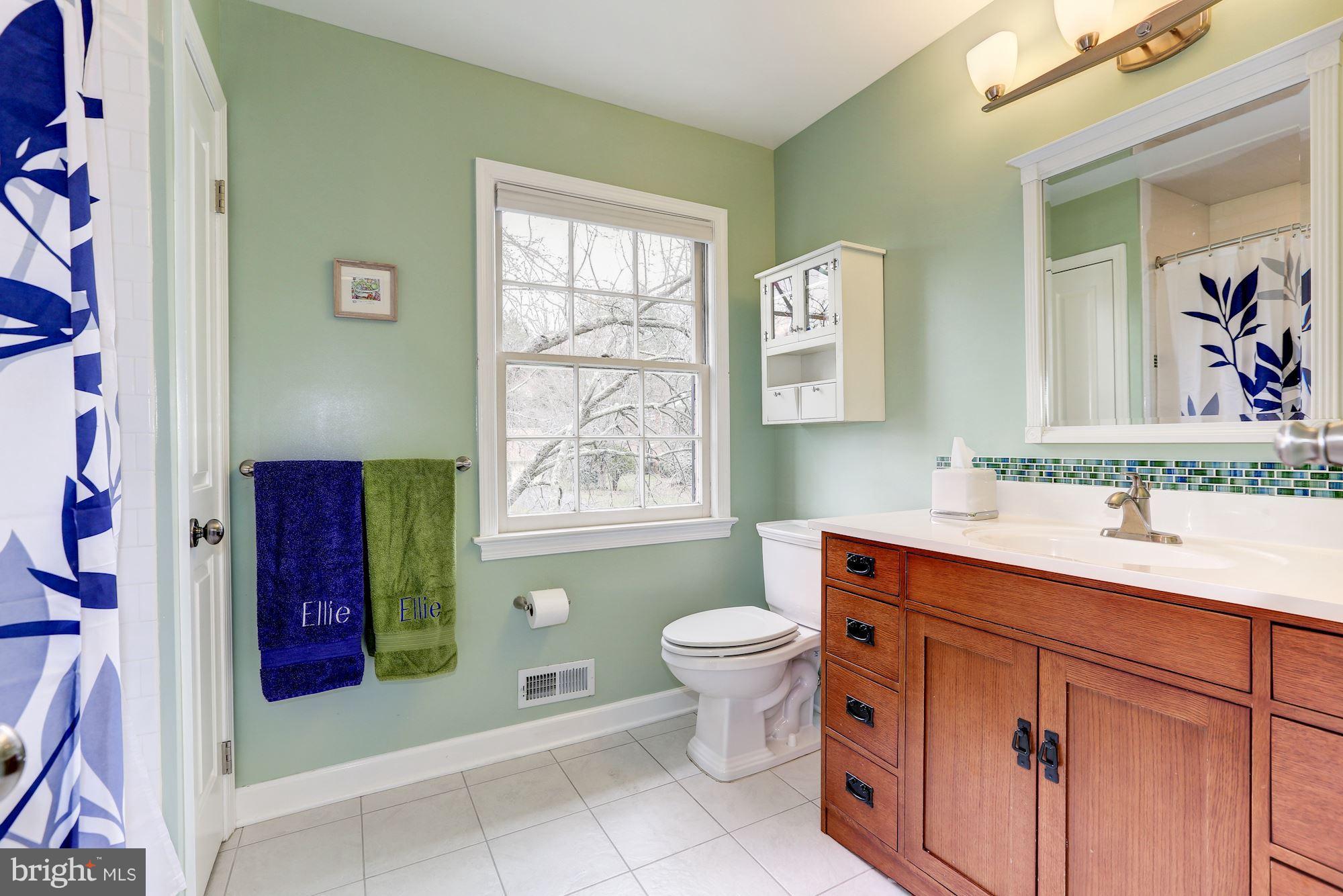 11808 Gregerscroft Road Potomac, MD 20854 - Photo 22 of 28 Upper Level - Bath