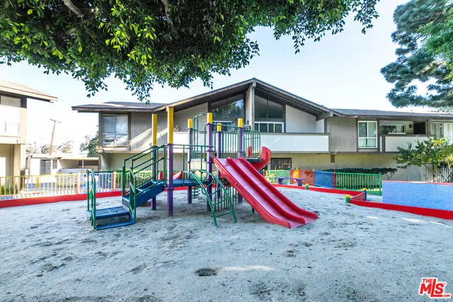 a small house is sitting in the middle of a yard