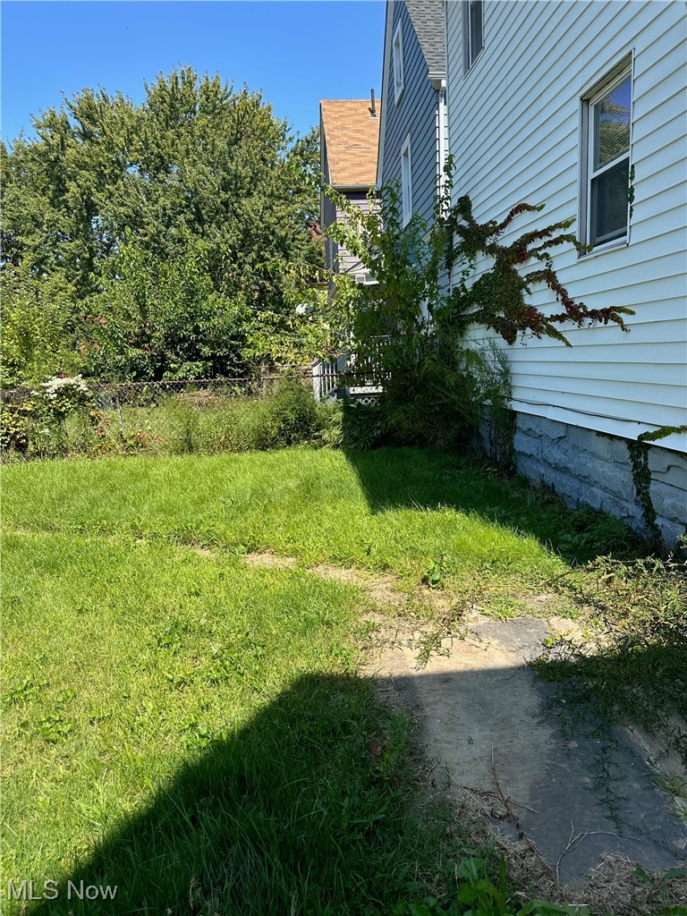 3288 Scranton Road Cleveland, OH 44109 - Photo 5 of 24 View of green lawn