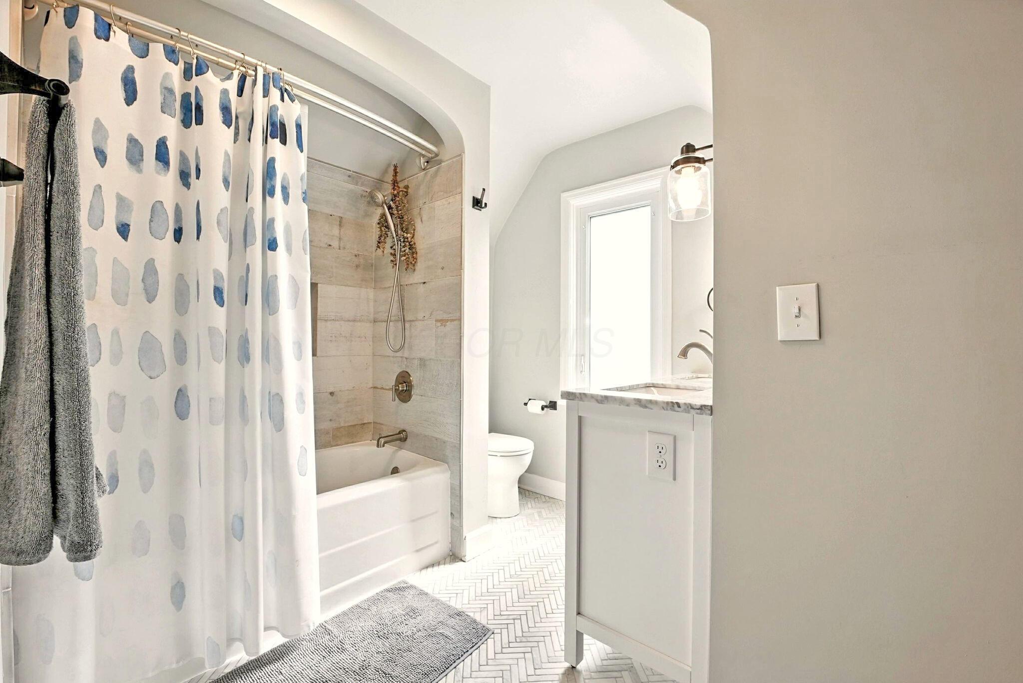 95 South Stanwood Road Columbus, OH 43209 - Photo 33 of 48 guest bath
