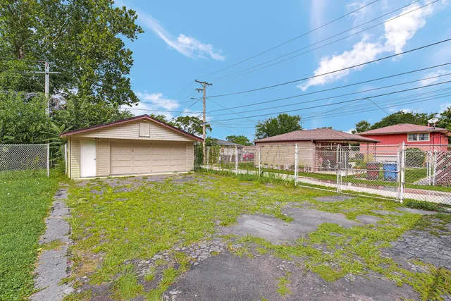 a view of a house with a big yard