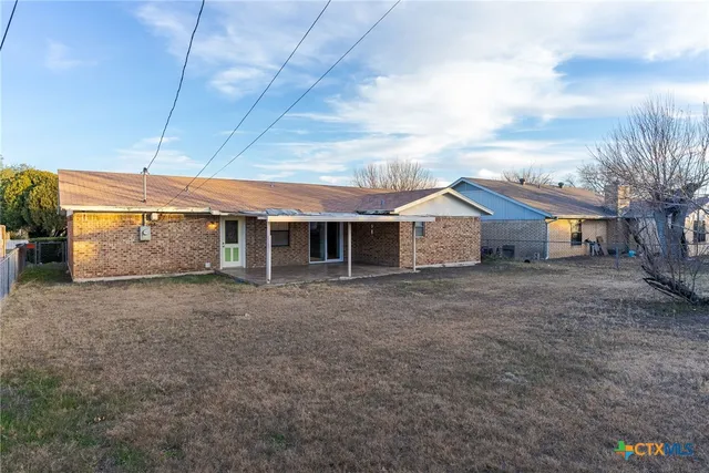a view of a house with backyard