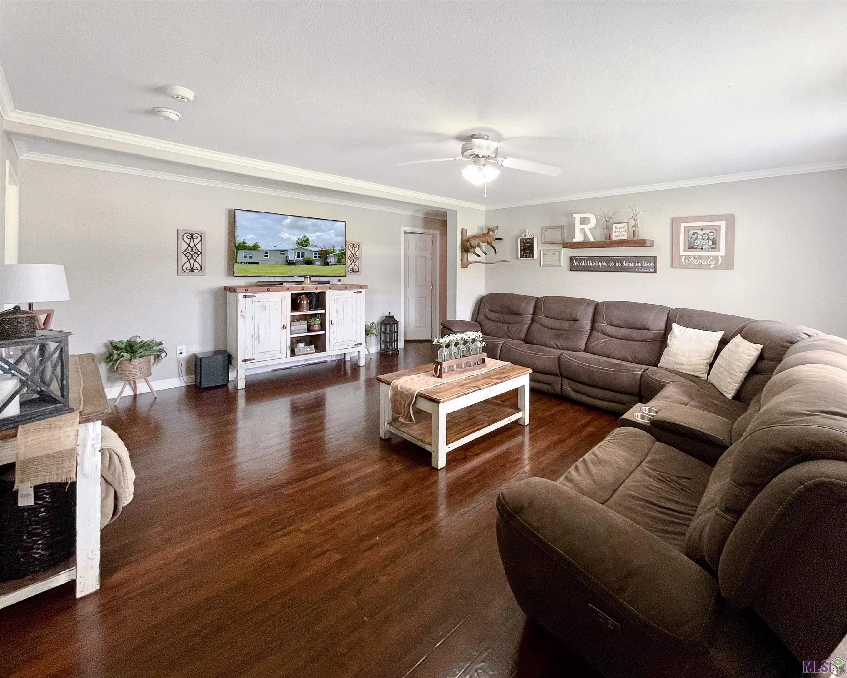 11550 Herman Ernest Road Denham Springs, LA 70706 - Photo 4 of 14 Livingroom