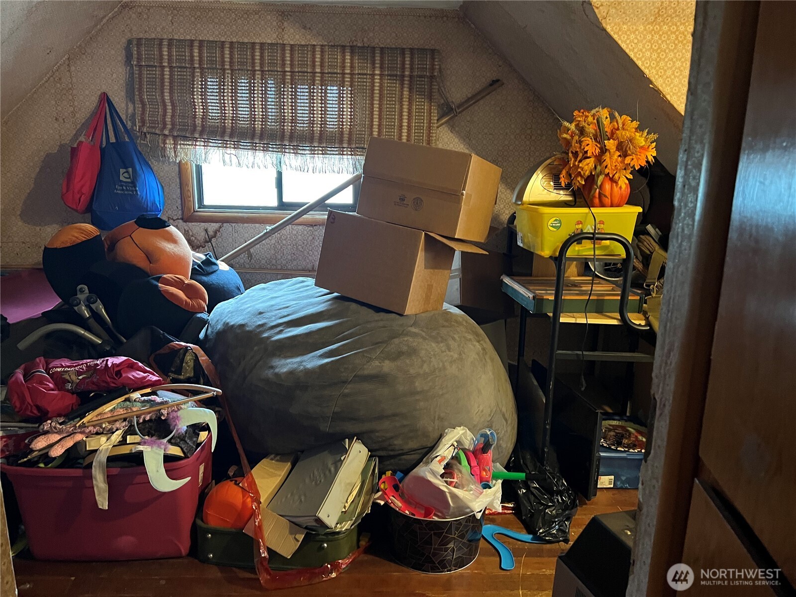 1865 Southwest Fair Avenue Chehalis, WA 98532 - Photo 13 of 15 a bedroom with a bed and a window