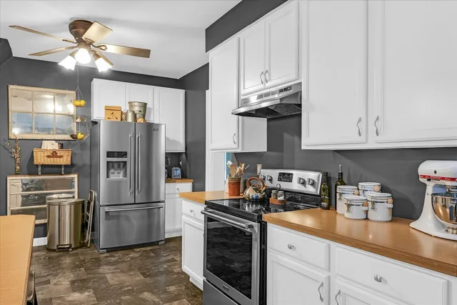 a view of a back yard of the house