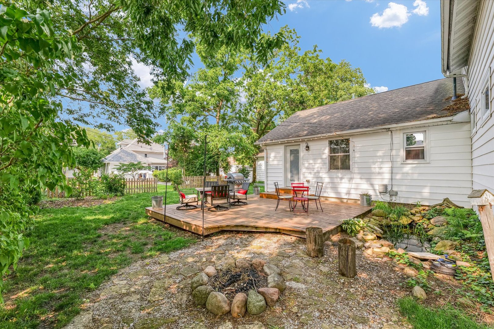 320 East Locust Street Watseka, IL 60970 - Photo 5 of 95 a view of a backyard with sitting area