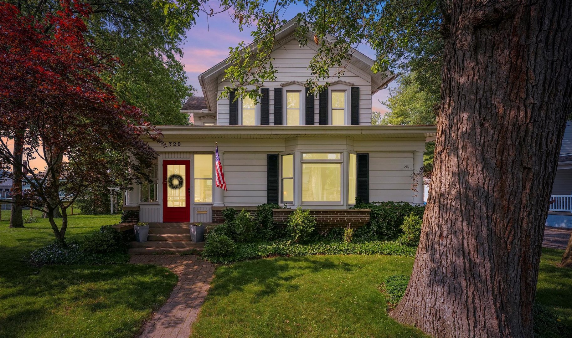 320 East Locust Street Watseka, IL 60970 - Photo 74 of 95 front view of a house with a yard