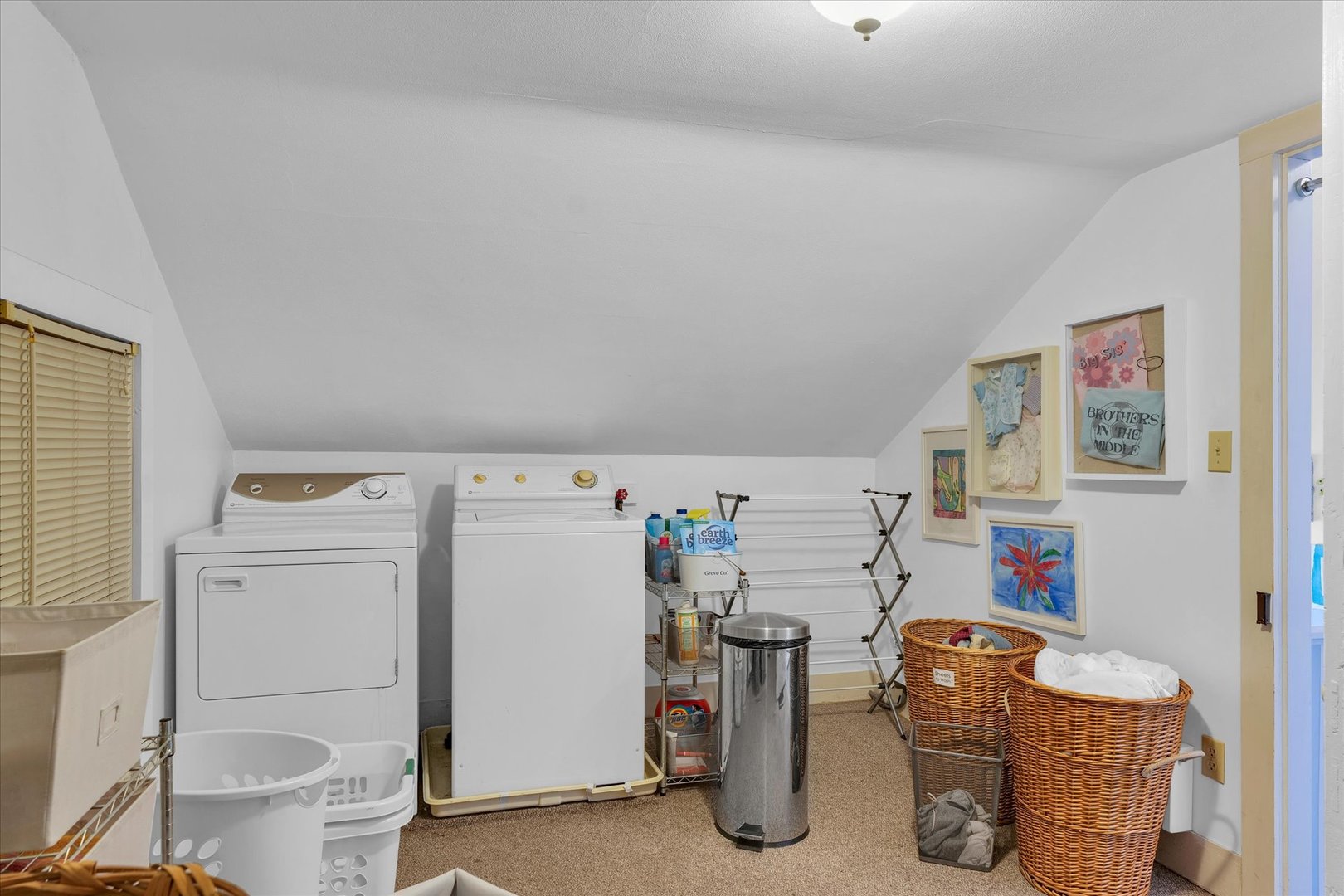 320 East Locust Street Watseka, IL 60970 - Photo 77 of 95 a utility room with dryer and washer
