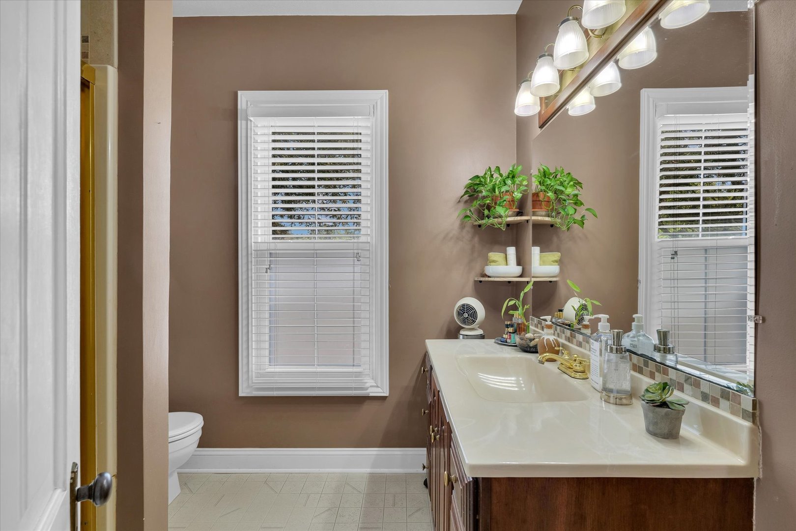 320 East Locust Street Watseka, IL 60970 - Photo 78 of 95 a bathroom with a sink and a mirror