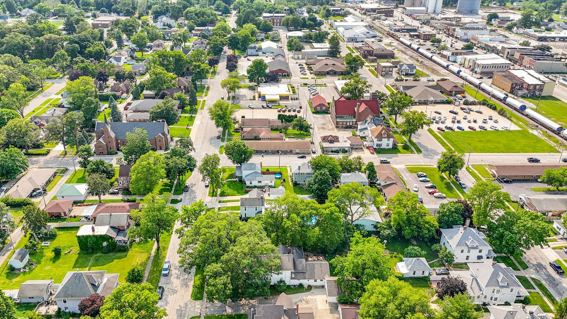 320 East Locust Street Watseka, IL 60970 - Photo 82 of 95 an aerial view of residential houses with outdoor space