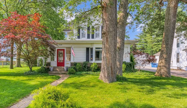 $274,900 | 320 East Locust Street, Watseka, IL 60970