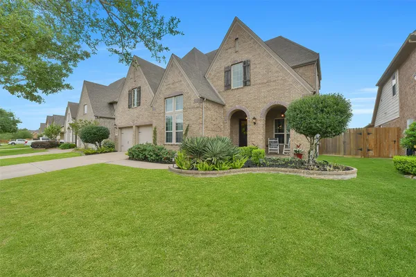 $699,999 | 911 Ember Hills Lane, Friendswood, TX 77546