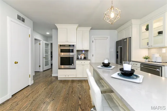$1,499,999 | 18 Country Aire Drive, St. Louis, MO 63131