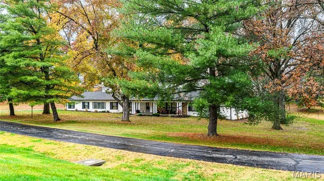 $1,499,999 | 18 Country Aire Drive, St. Louis, MO 63131