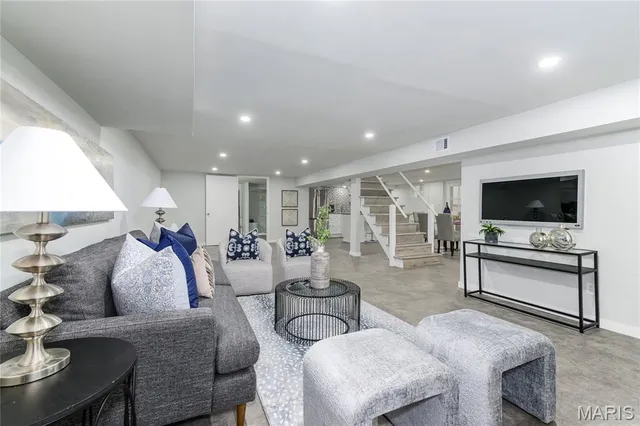 $1,499,999 | 18 Country Aire Drive, St. Louis, MO 63131