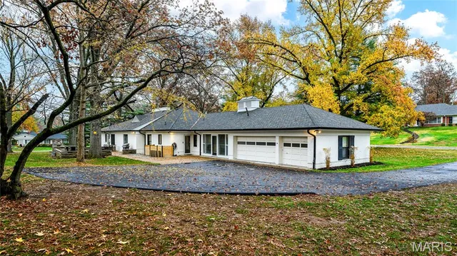 $1,499,999 | 18 Country Aire Drive, St. Louis, MO 63131