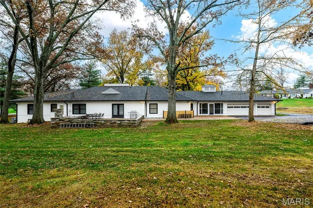 $1,499,999 | 18 Country Aire Drive, St. Louis, MO 63131