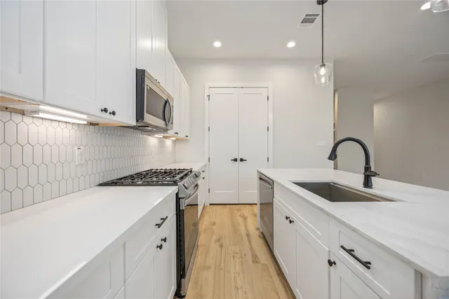 $2,400 | 6119 De Campo Street, Houston, TX 77091