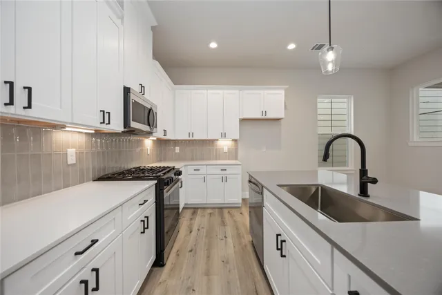 $2,400 | 6119 De Campo Street, Houston, TX 77091