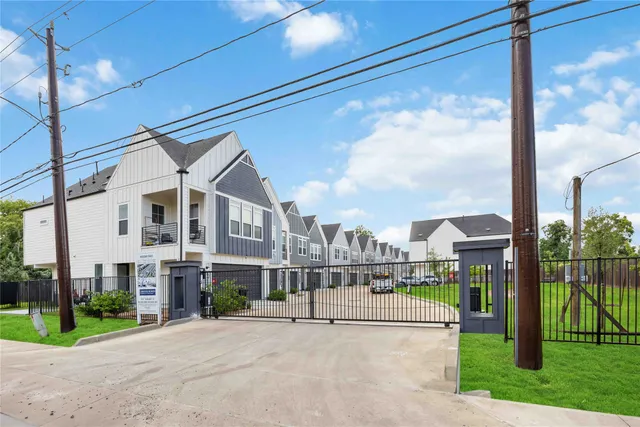 $2,400 | 6119 De Campo Street, Houston, TX 77091