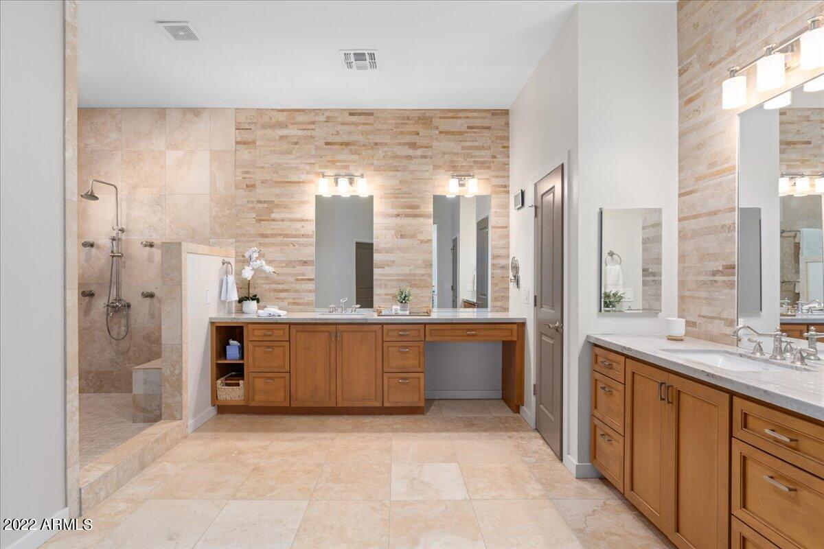 7281 East Royal Palm Road Scottsdale, AZ 85258 - Photo 26 of 63 Owner's Suite Bathroom