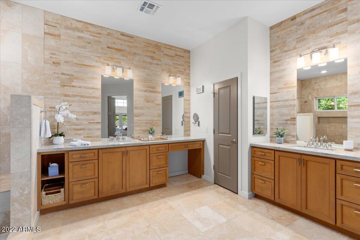 7281 East Royal Palm Road Scottsdale, AZ 85258 - Photo 27 of 63 Owner's Suite Bathroom