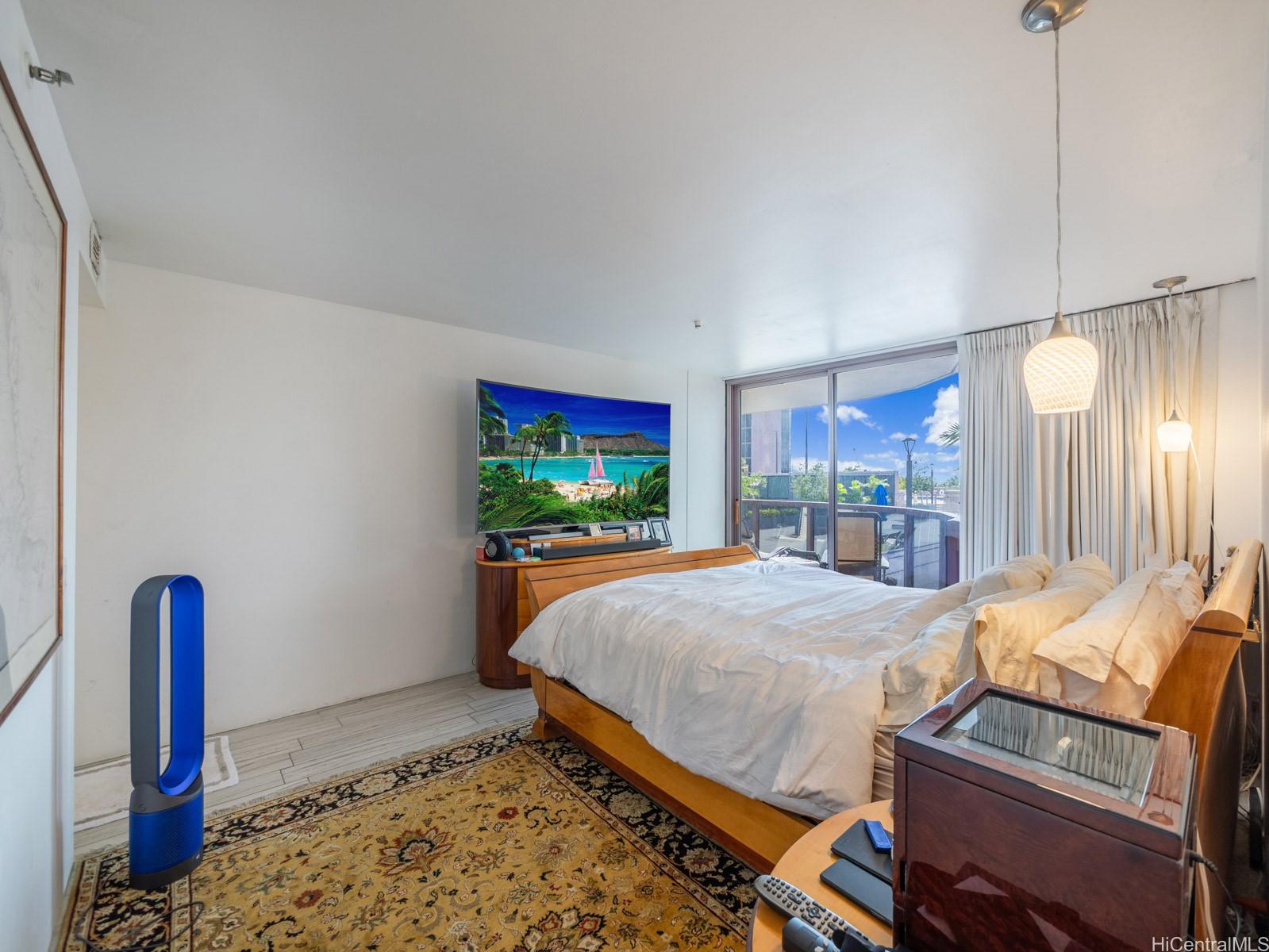 425 South Street, Unit 501 Honolulu, HI 96813 - Photo 13 of 25 a bed sitting in a room next to a window