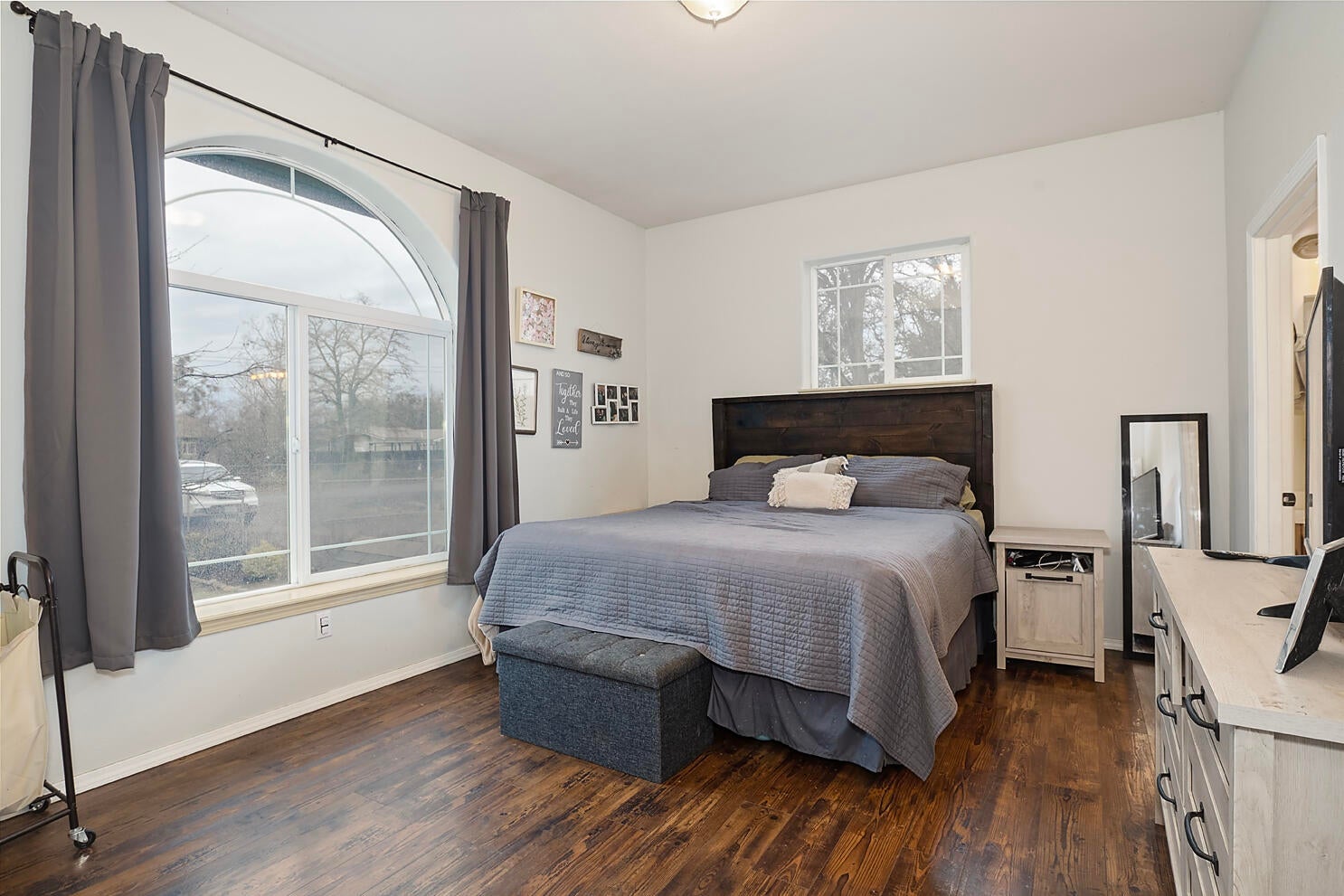 1429 Gibbon Road Central Point, OR 97502 - Photo 11 of 28 Master bedroom