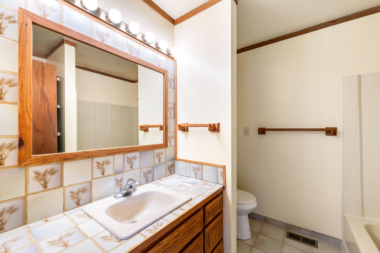 10265 Newtown Road Nevada City, CA 95959 - Photo 15 of 35 a bathroom with a sink toilet and shower