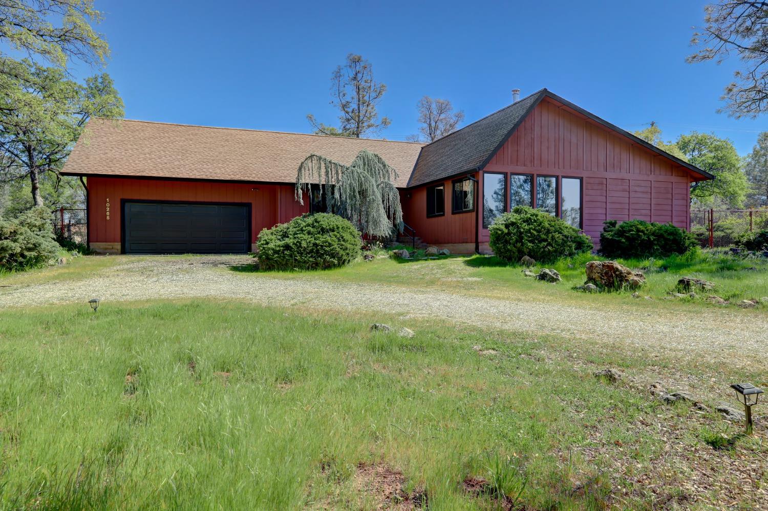 10265 Newtown Road Nevada City, CA 95959 - Photo 2 of 35 a front view of a house with yard and green space