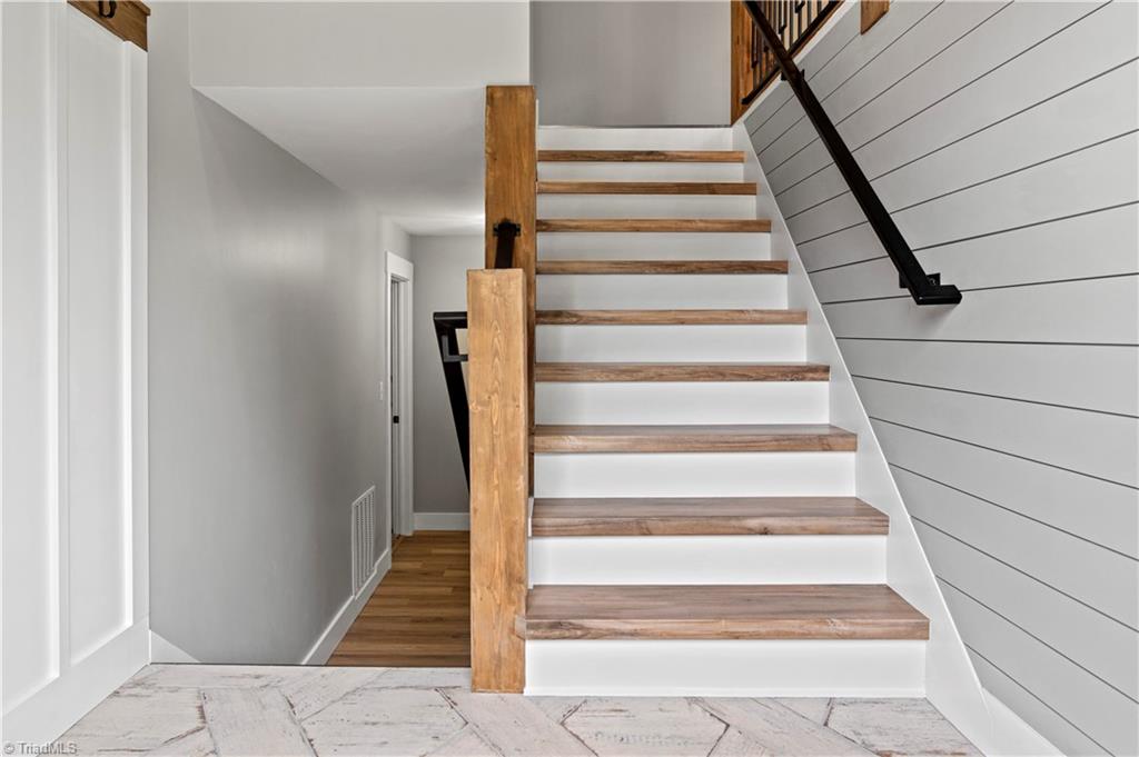 5811 Moravia Road Winston-Salem, NC 27127 - Photo 4 of 40 Stunning entryway!