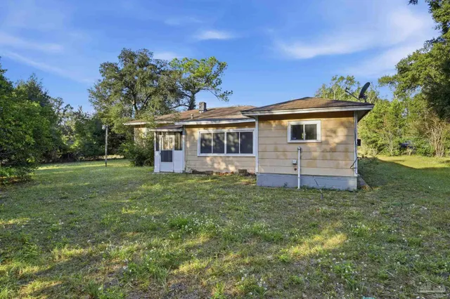 a view of a house with a yard