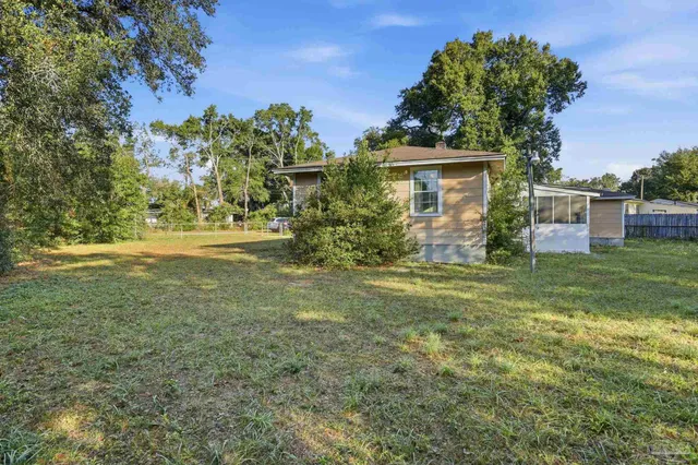 a view of a house with a yard