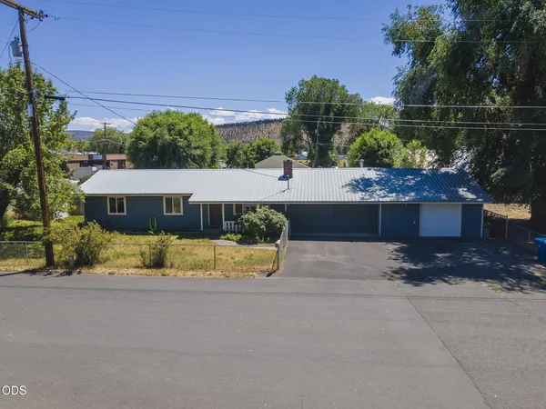 $422,900 | 1670 Southeast Mountain View Drive, Prineville, OR 97754