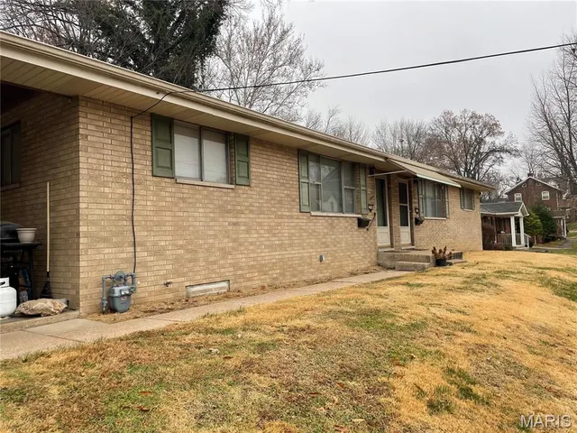$900 | 2306 College Avenue, Alton, IL 62002