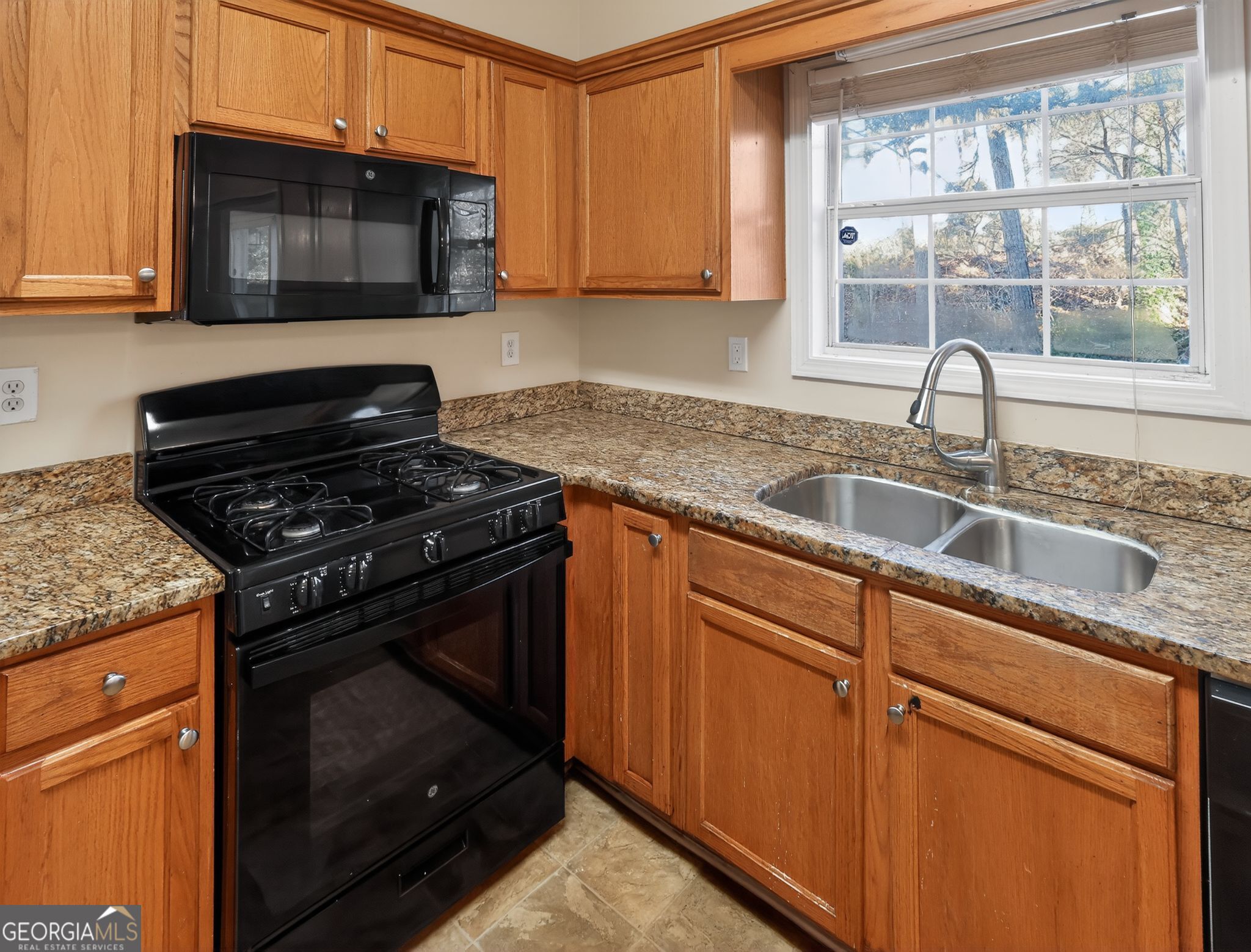 2382 Miller Oaks Circle Decatur, GA 30035 - Photo 9 of 33