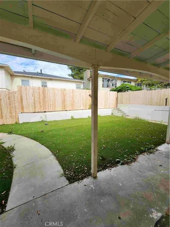 a view of a back yard