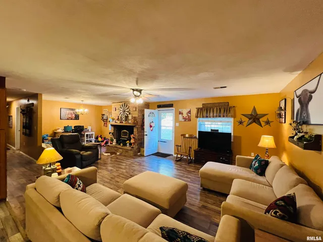 $299,000 | 25001 Old Salt Trail, Stonefort, IL 62987