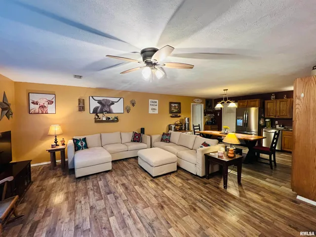 $299,000 | 25001 Old Salt Trail, Stonefort, IL 62987