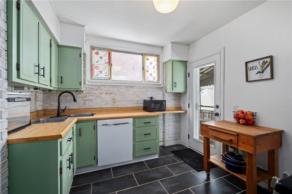 605 Whitney Avenue Pittsburgh, PA 15221 - Photo 3 of 30